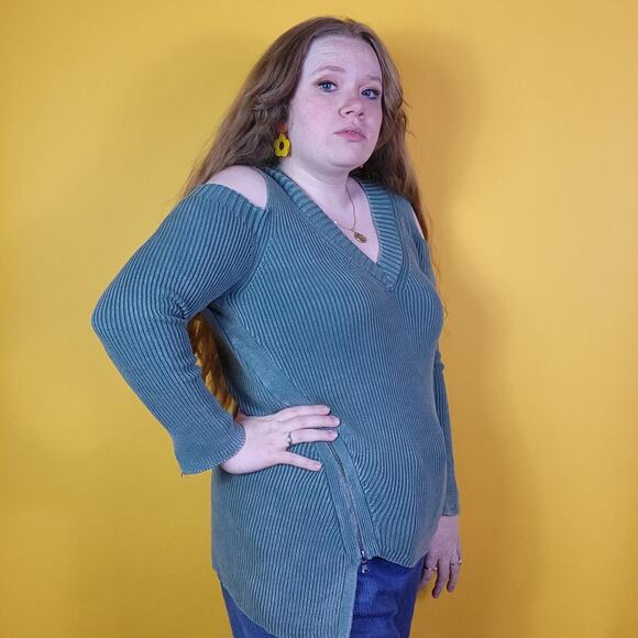 Nwt Knit Acid Wash Cold Shoulder Sweater, M - Picture 3 of 4